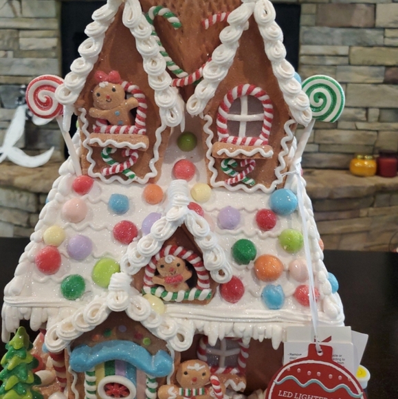 Whimsical Ice Cream Gingerbread House-NWT - Picture 3 of 13